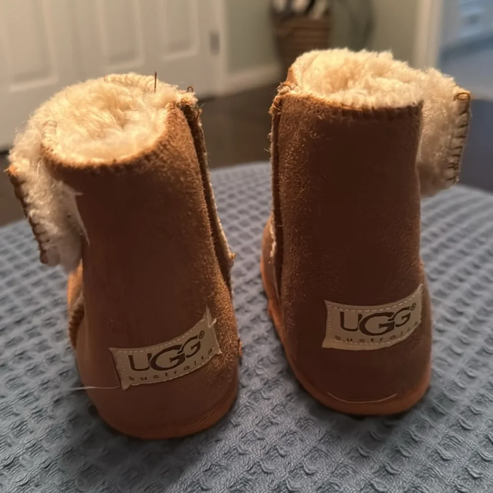 Baby UGG boots - Color: Chestnut, Size: 5 inches
